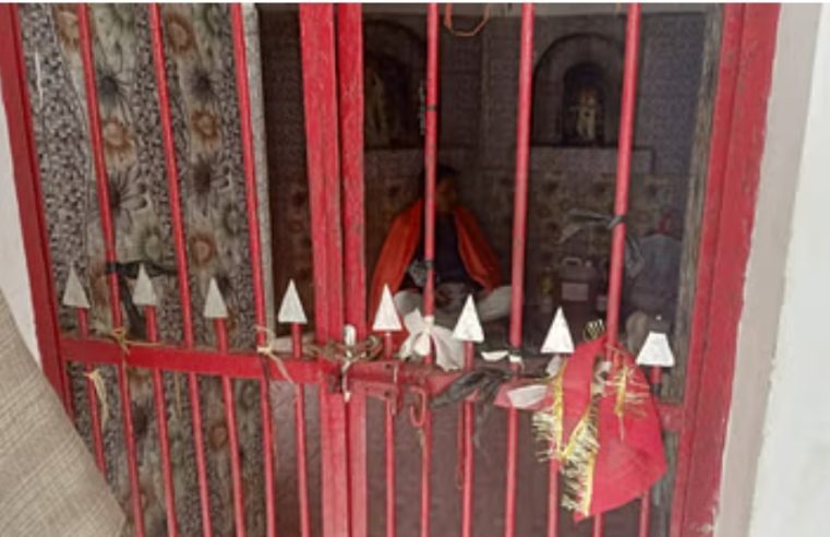 लखीमपुर खीरी में पूर्व ब्लाक प्रमुख ने पेट्रोल लेकर खुद को मंदिर में किया बंद