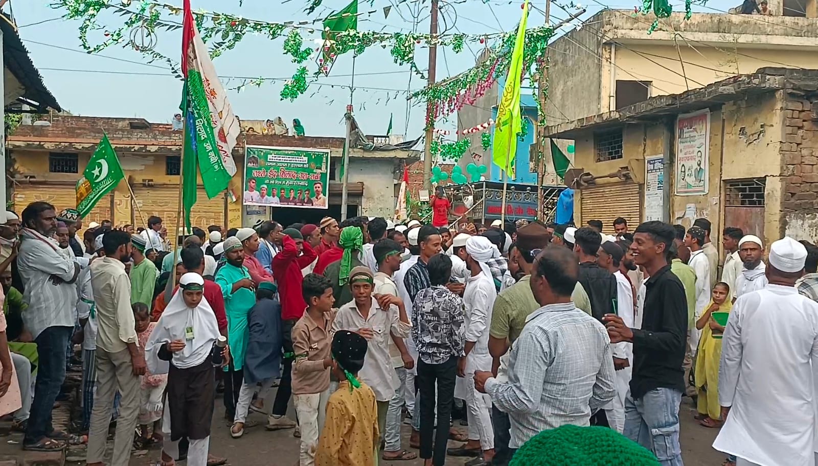 महोना में 12 रबी उल अव्वल का जुलूस रवायती अंदाज में शानदार तरीके से निकला