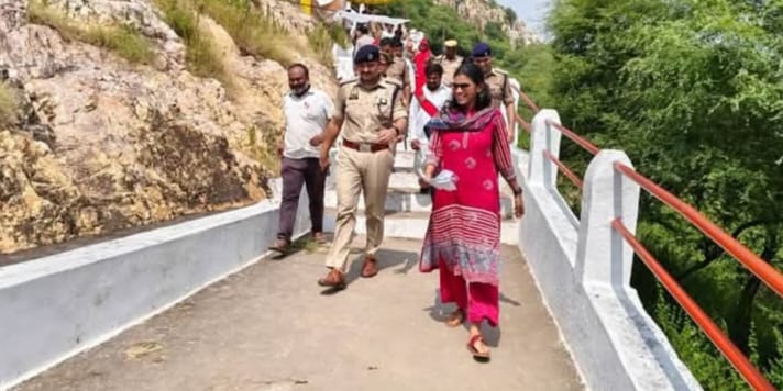 नवरात्र पर्व पर जिलाधिकारी व पुलिस अधीक्षक बांदा का माँ विंध्यवासिनी मंदिर गिरवां में निरीक्षण